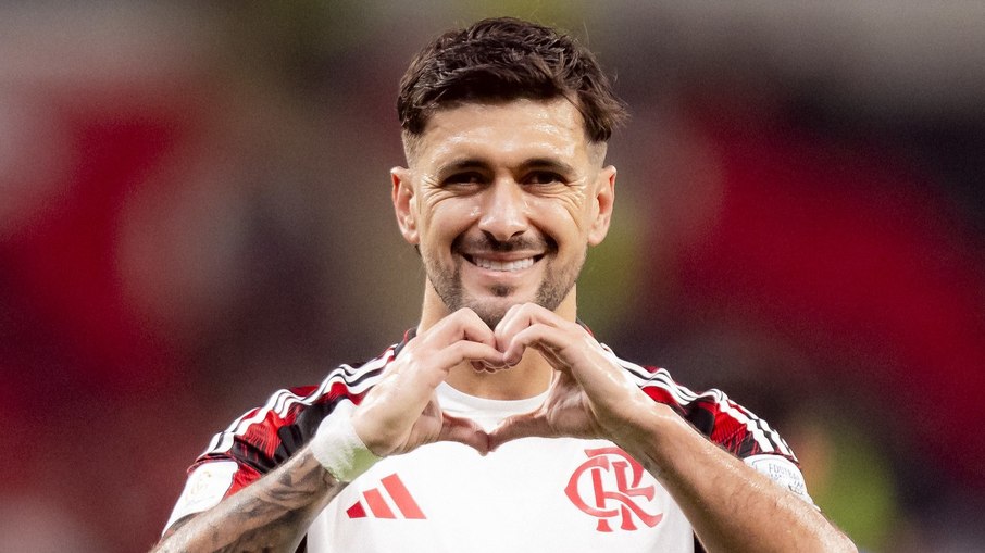 Arrascaeta faz 2, Flamengo vence e avança no Intercontinental
