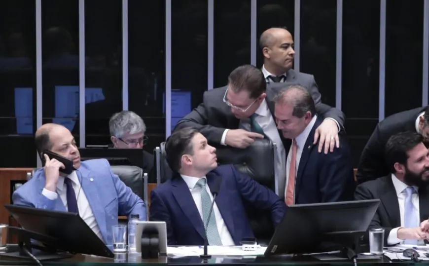 Câmara aprova PL que reduz as penas dos condenados pelos atos de 8 de janeiro
