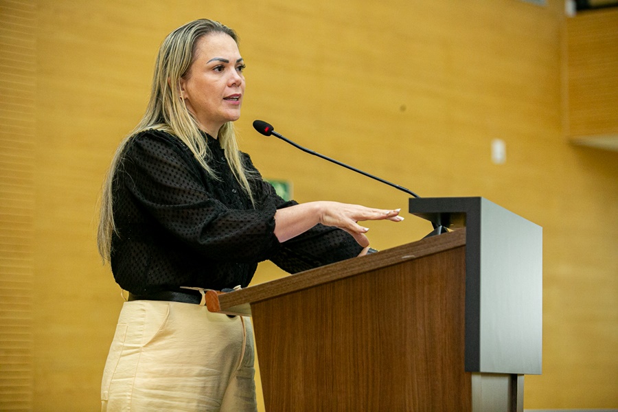 Cláudia de Jesus cobra valorização dos servidores da saúde no orçamento de 2026