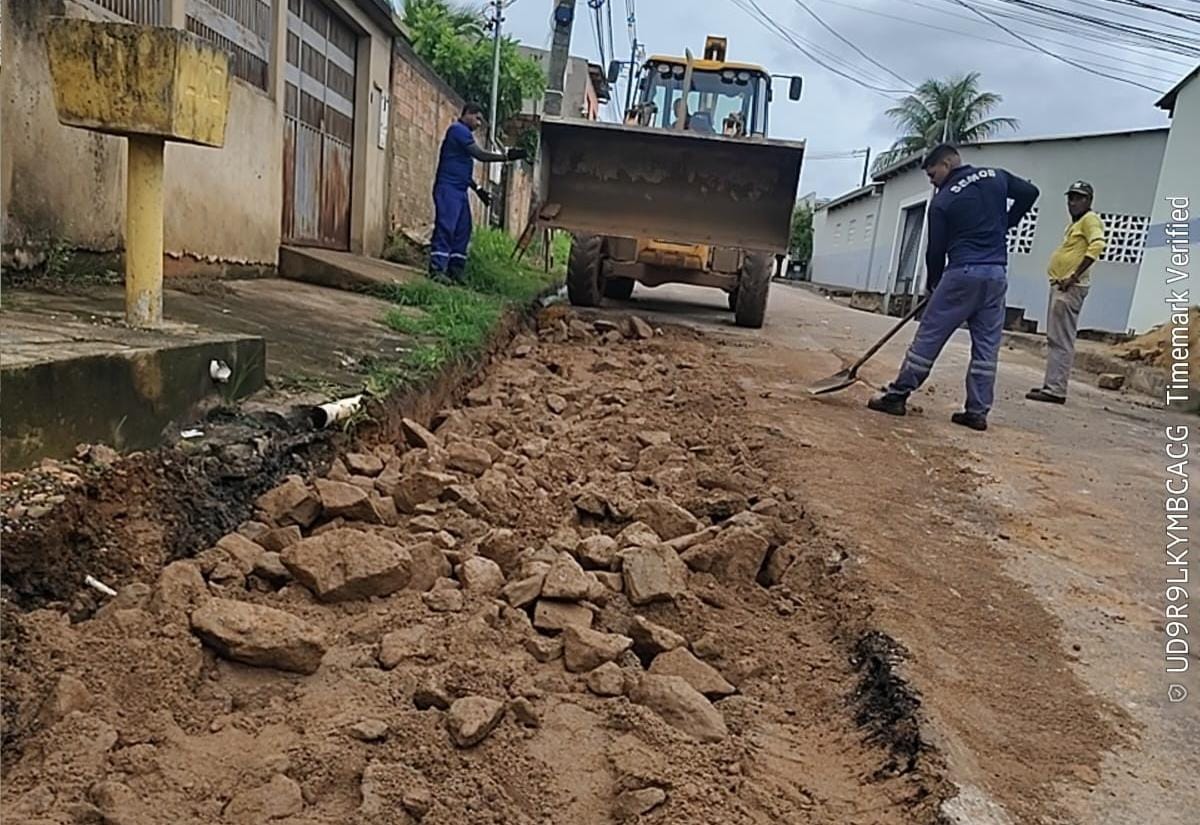 Seinfra atende pedido do vereador Dr. Júnior Queiroz e realiza serviços de tapa-buracos na Rua Vilhena
