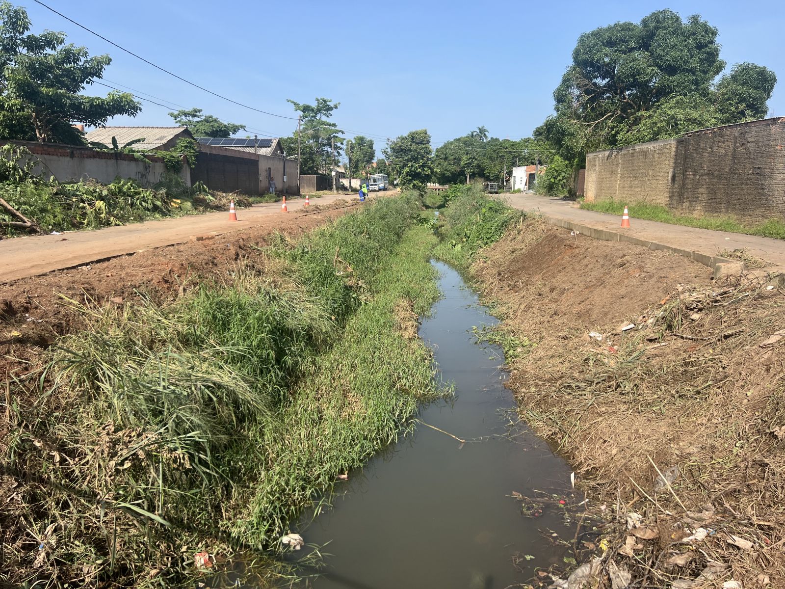 Prefeitura intensifica limpeza de canal no bairro Lagoinha para melhorar drenagem