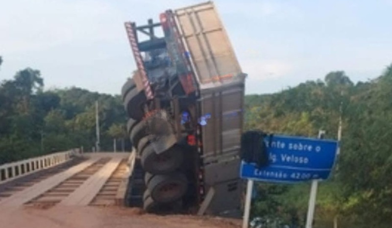 Caminhão de carga fica suspenso após ponte ceder na BR-319