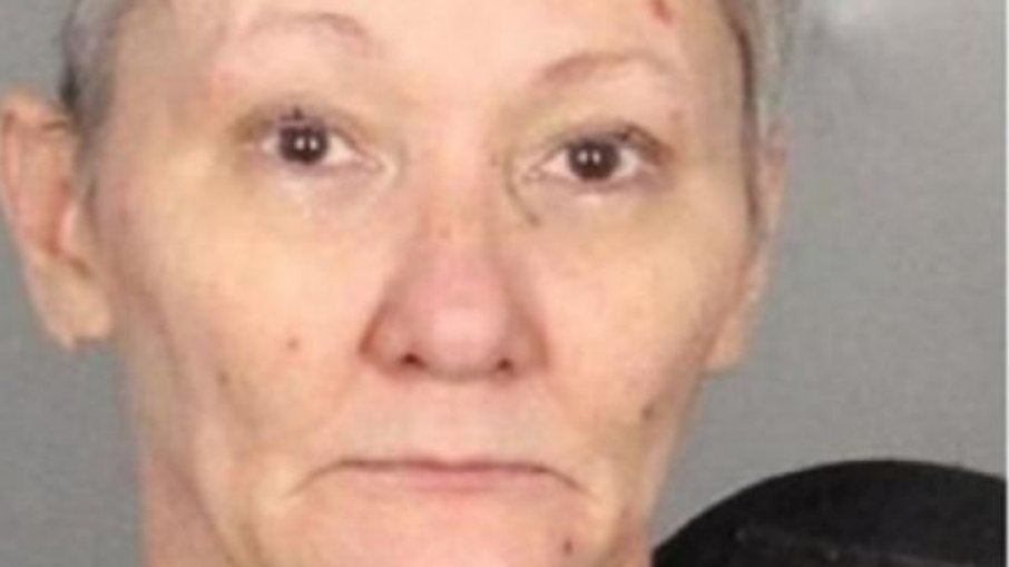 Mulher é condenada a 50 anos por matar vizinha e beber o sangue da vítima
