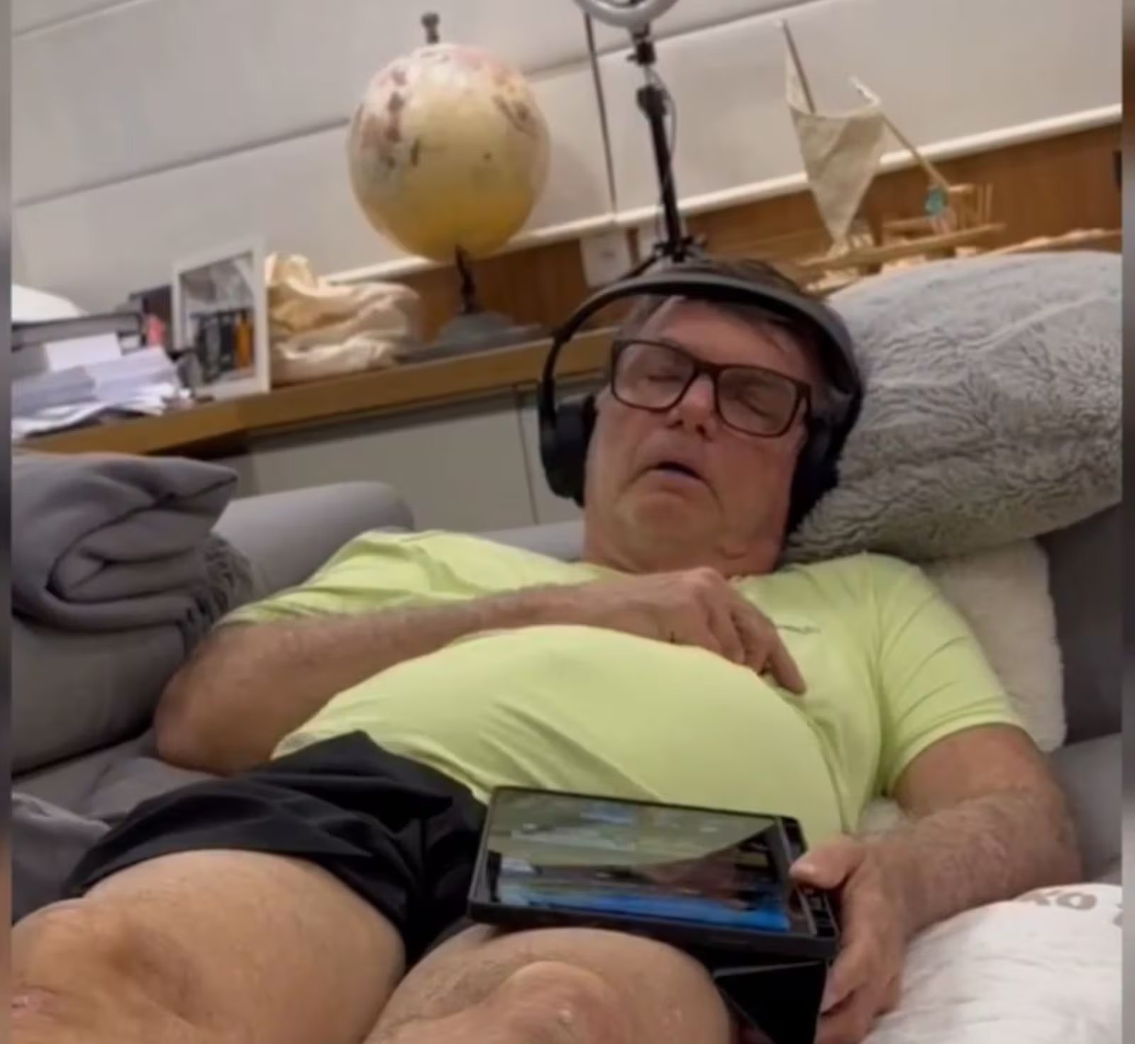 Carlos pede prisão humanitária com vídeo de Bolsonaro aos soluços: ‘Tragédia anunciada’
