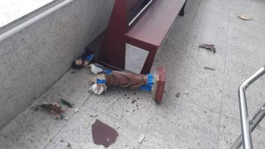 Mulher invade igreja, lança Bíblia no chão e quebra imagens na Igreja Santa Rita de Cássia
