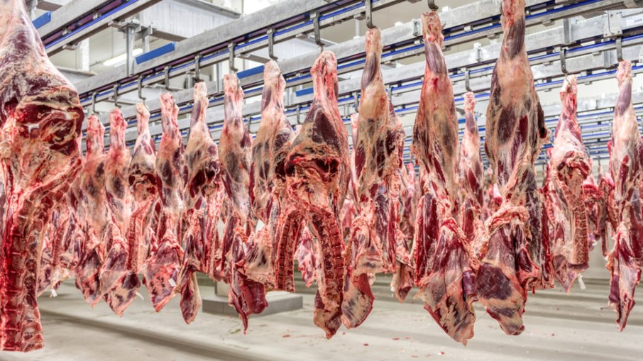 JBS anuncia fechamento de fábrica de carne bovina na Califórnia nos Estados Unidos
