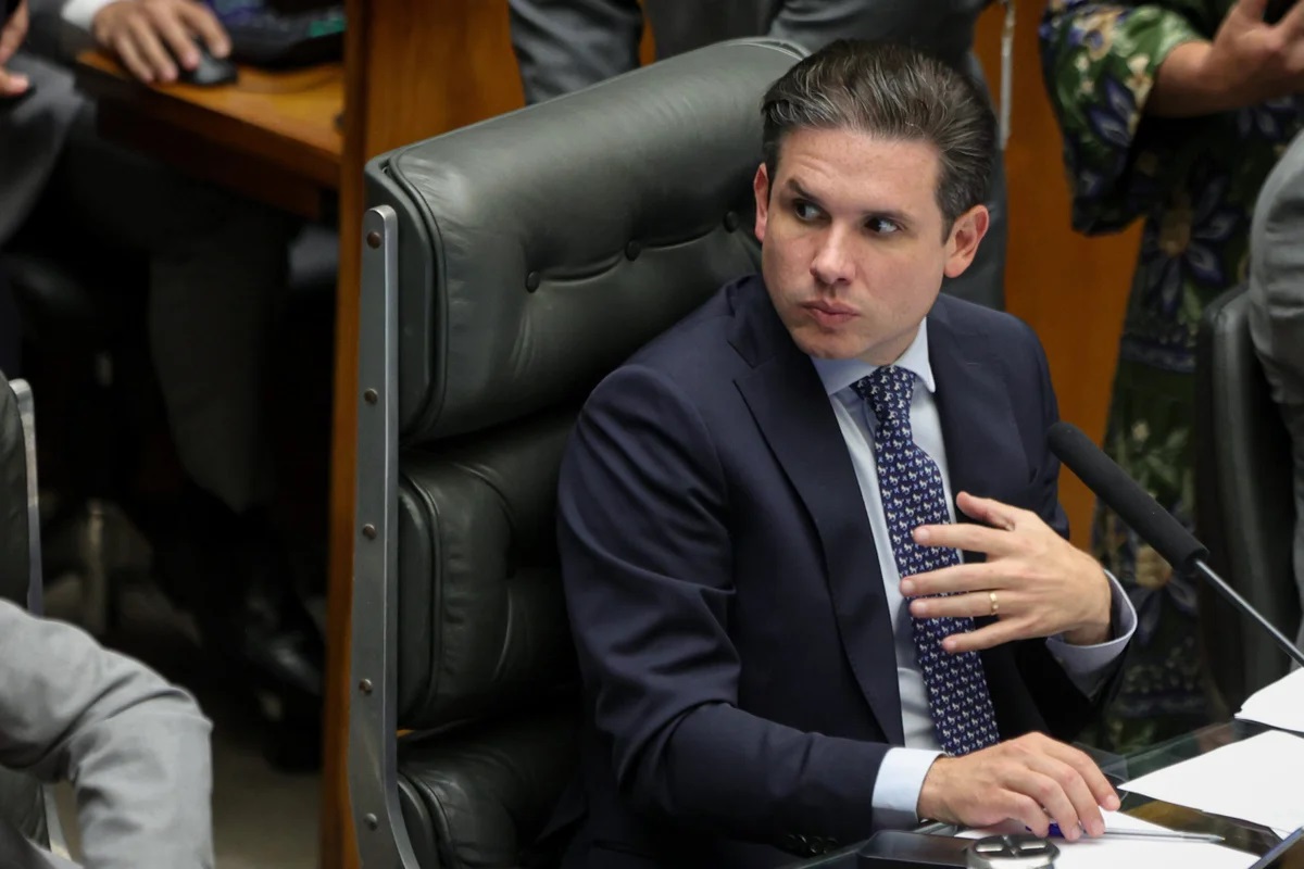 Hugo Motta sai em defesa de servidora alvo da Polícia Federal por suspeita de desvios
