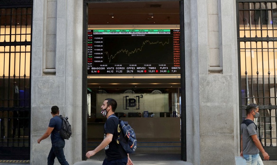 Bolsa sobe 0,99% e volta a superar os 160 mil pontos