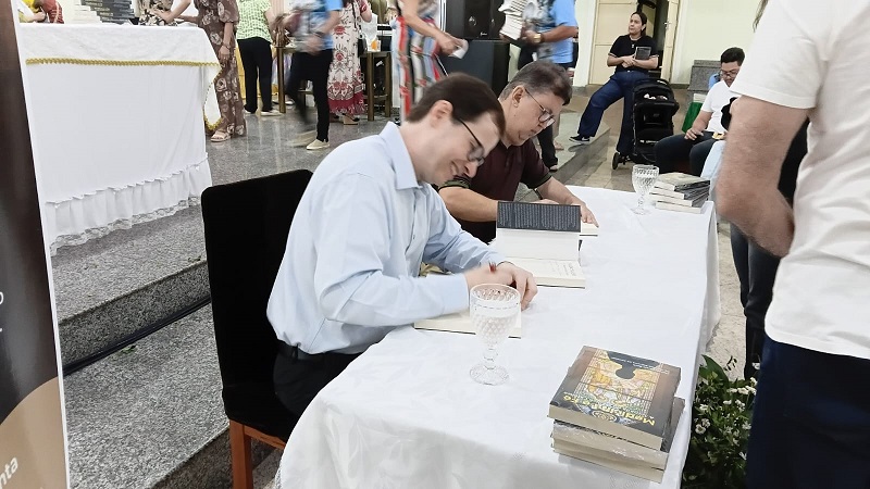 Padre Geraldo Siqueira e Dr. Cleiton Bach lançam livro sobre medicina e fé
