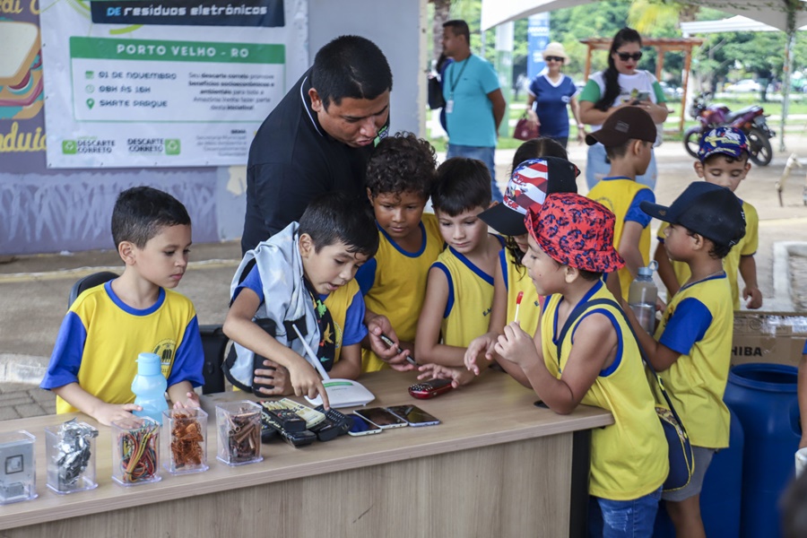 Escola Flor de Laranjeiras promove ação de descarte correto de eletrônicos