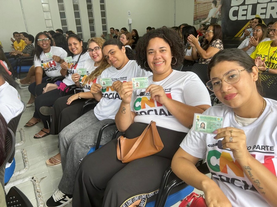 Entrega da CNH Social é marcada por emoção; 82 condutores receberam o documento em diversos municípios