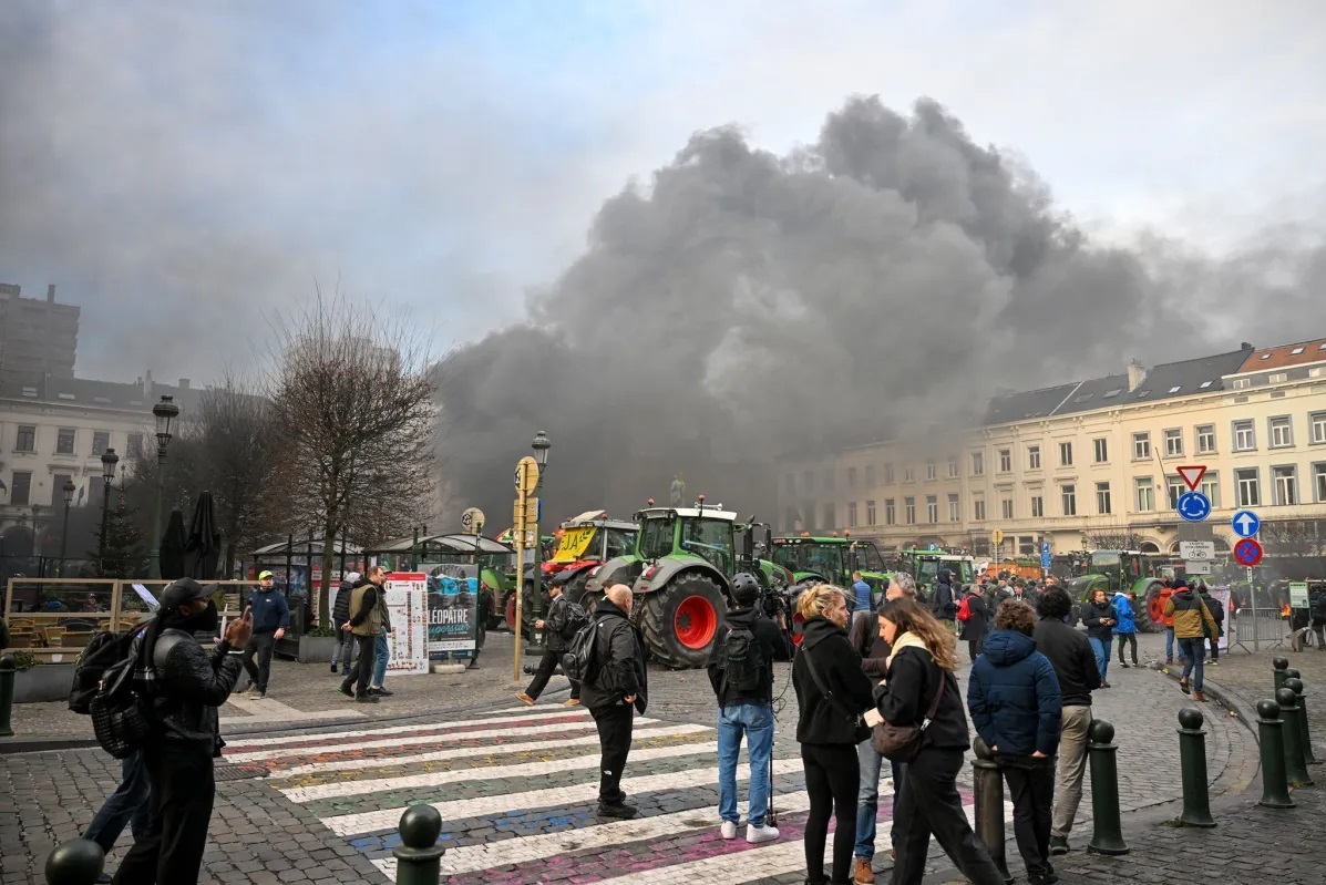 Protesto de agricultores contra Mercosul em Bruxelas acaba em confronto com a polícia
