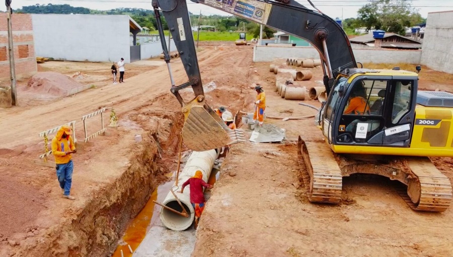 Serviços de drenagem são realizados pelo governo de RO no município de Parecis em parceria com a prefeitura