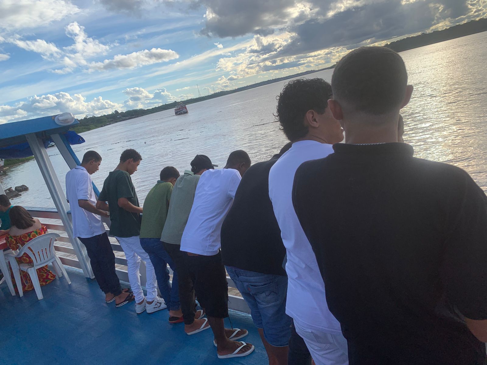 Adolescentes da Casa da Juventude da Prefeitura participam de passeio cultural no Rio Madeira
