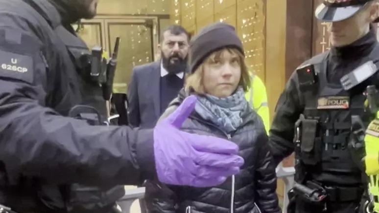 Ativista Greta Thunberg de 22 anos é presa em Londres durante protesto pró-Palestina