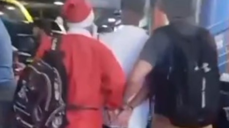 Policial disfarçado de Papai Noel prende foragido por roubo em rodoviária durante uma ação
