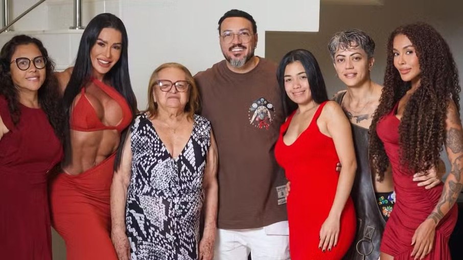 Namorando com outra, Belo passa o Natal com a ex-mulher Gracyanne Barbosa

