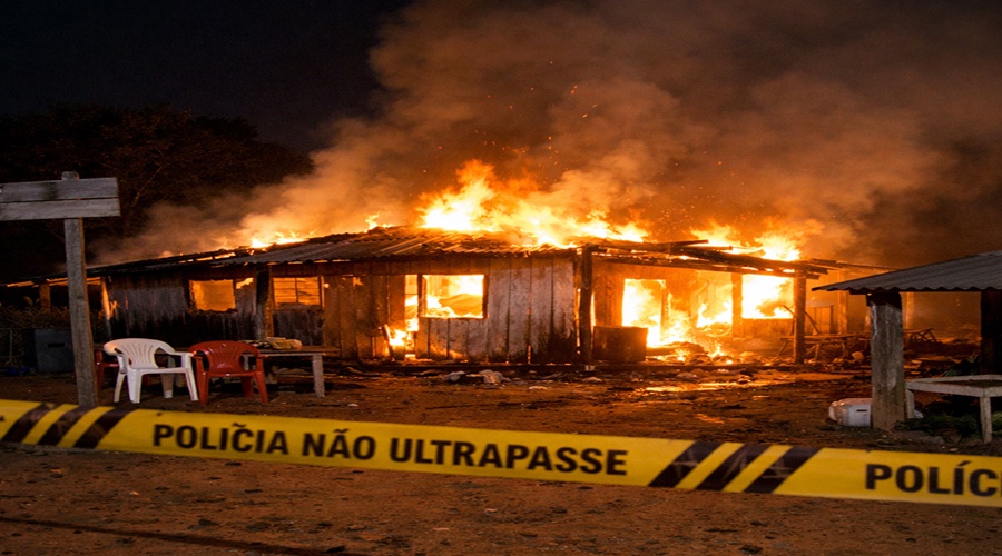 Após ser fechado pela polícia, bordel é destruído por incêndio na zona rural de Corumbiara