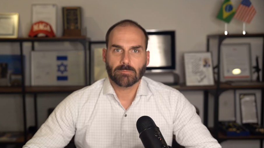 Polícia Federal determina retorno de Eduardo Bolsonaro ao cargo de escrivão
