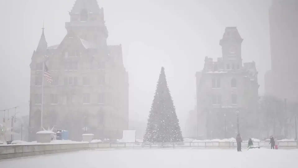 Forte nevasca atinge estado de Nova York e deve deixar cenário branco no fim de semana
