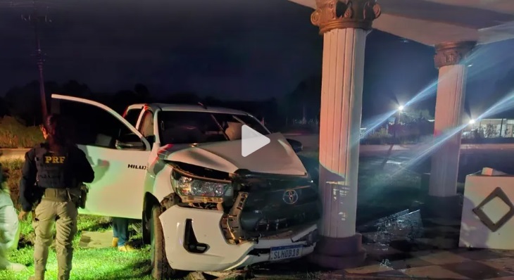 Caminhonete da SEMUSA bate na contramão na BR-364
