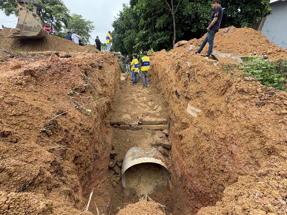 Prefeitura reforça canal na Rua Samoel Menezes com novo tubo para aumentar vazão da água
