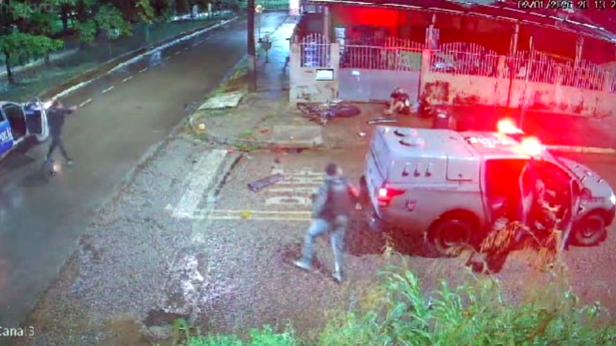 Fuga de motocicleta termina em batida contra viatura e detenção de jovens na ZL