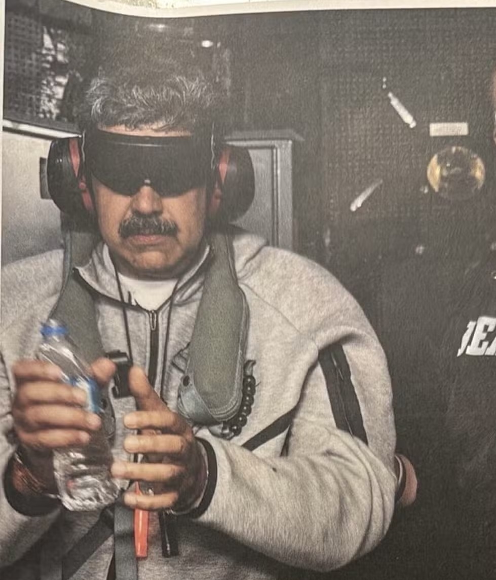 Trump divulga foto do ditador Maduro vendado e algemado a caminho dos Estados Unidos
