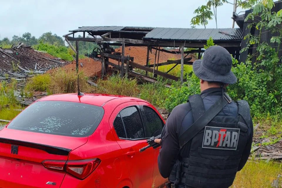 Ação do BPTAR localiza carro roubado na fronteira e leva suspeito à prisão