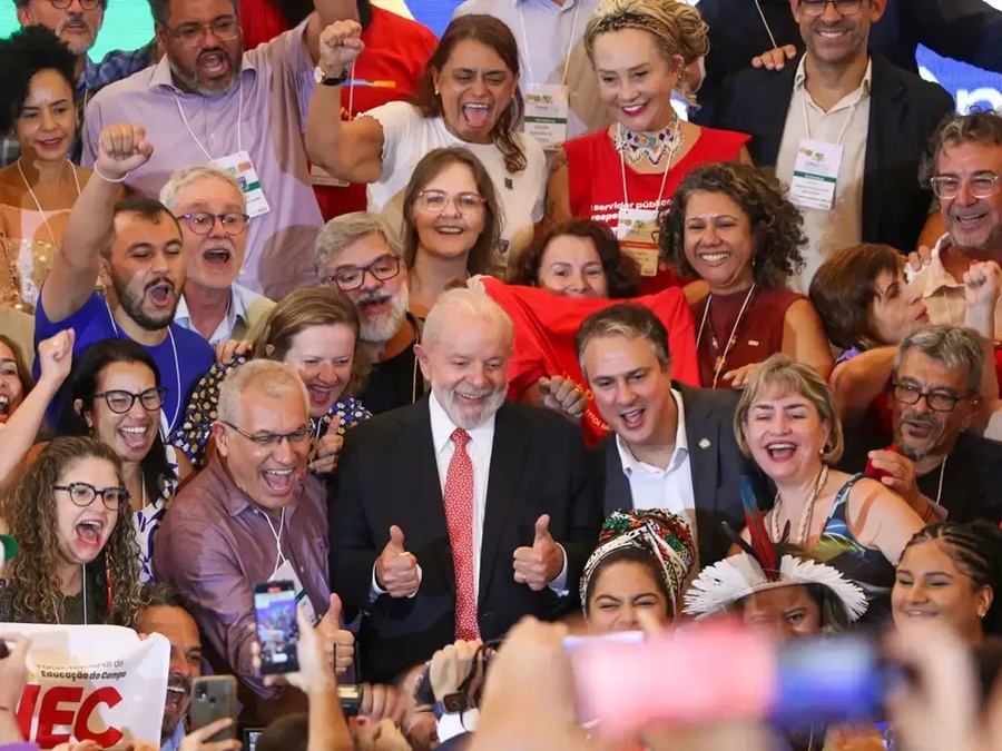 Sindicatos de professores reagem a aumento salarial de 0,37% e MEC promete novo valor