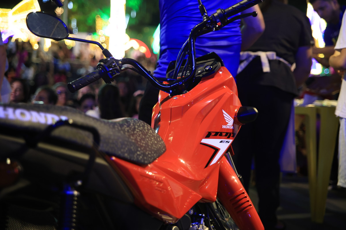 Estudante de 19 anos leva moto em sorteio de encerramento do Natal Luz na capital