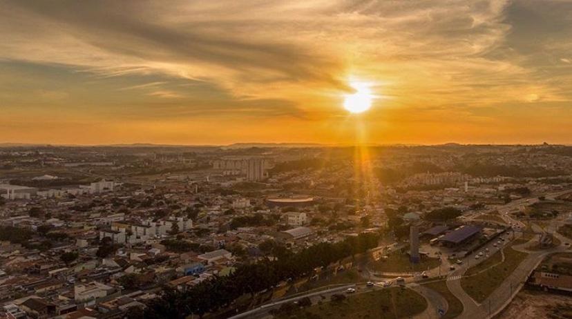 Tempo instável marca esta segunda-feira, com calor e pancadas de chuva