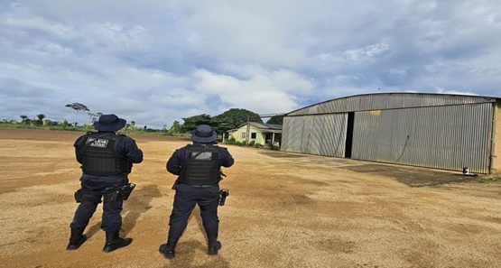 Avião de ex-deputado é roubado por criminosos armados em pista de aeroporto 