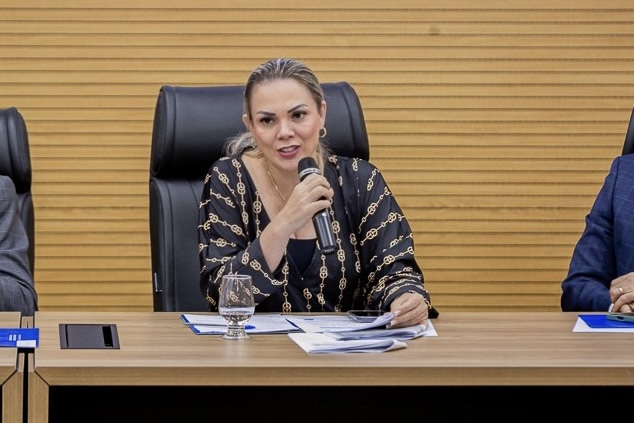 Cláudia de Jesus pede correção de editais para vagas a professores e intérpretes de Libras
