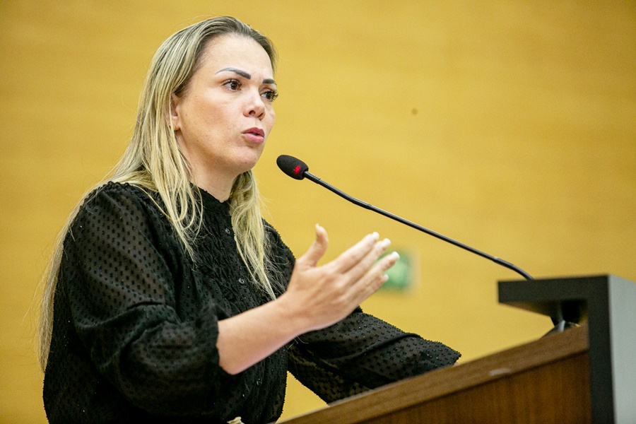 Nova lei sancionada por Lula valoriza servidores, afirma deputada estadual Cláudia de Jesus