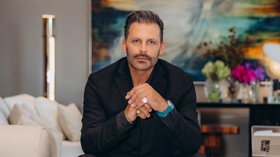  Henri Castelli tem outra convulsão após retornar à casa do BBB26: "Levado ao hospital"