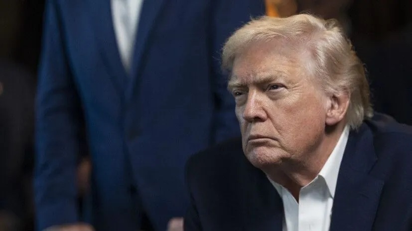 Trump monitora situação no Irã e mantém "todas as opções na mesa", diz Casa Branca 
