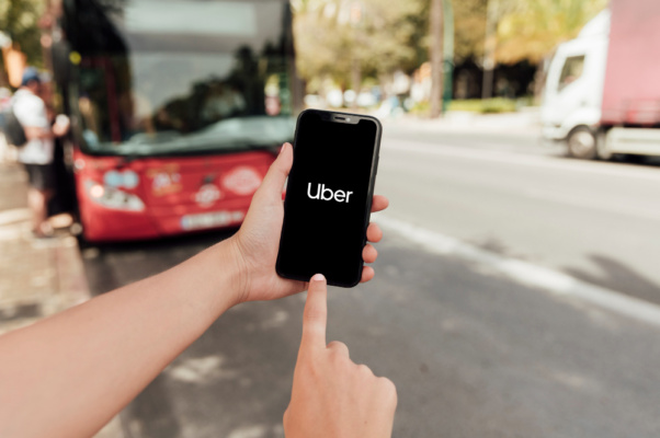 Uber deve indenizar passageiro por fone de ouvido não devolvido por motorista parceiro

