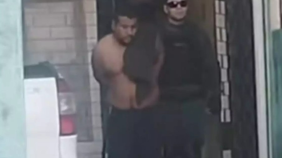 Homem é preso por arremessar a mãe da janela de apartamento em Fortaleza-CE
