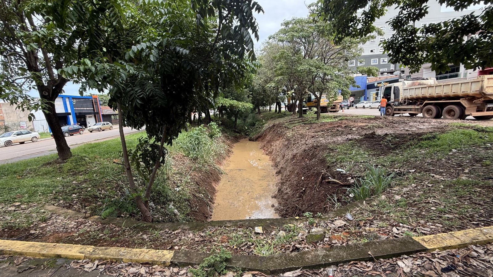 Prefeitura atua no canal da Jorge Teixeira para evitar alagamentos no período chuvoso
