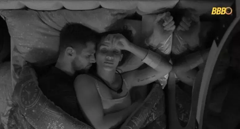 Maxiane e Jonas Sulzbac dormem juntos após beijo em primeira festa da casa do BBB