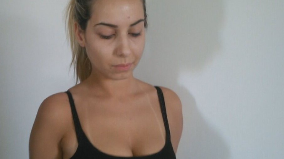 Loira conhecida como "Barbie do crime" é presa por estelionatos depois aplicar os golpes