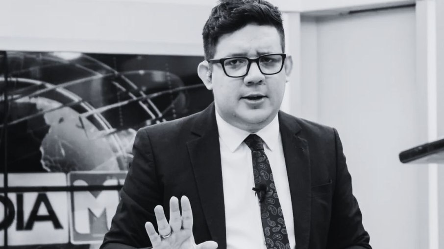 Morre jornalista e colunista Erlan Bastos, aos 32 anos, causa da morte não foi revelada
