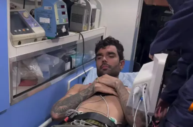 Cantor Luan Pereira deixa show de ambulância após passar mal no litoral de São Paulo