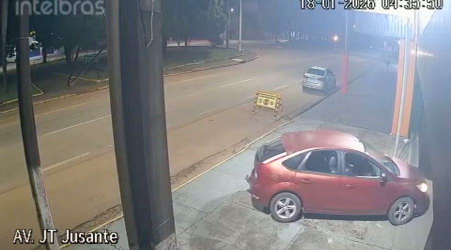 Motorista embriagado é preso após estacionar na calçada e dormir na Central de Polícia
