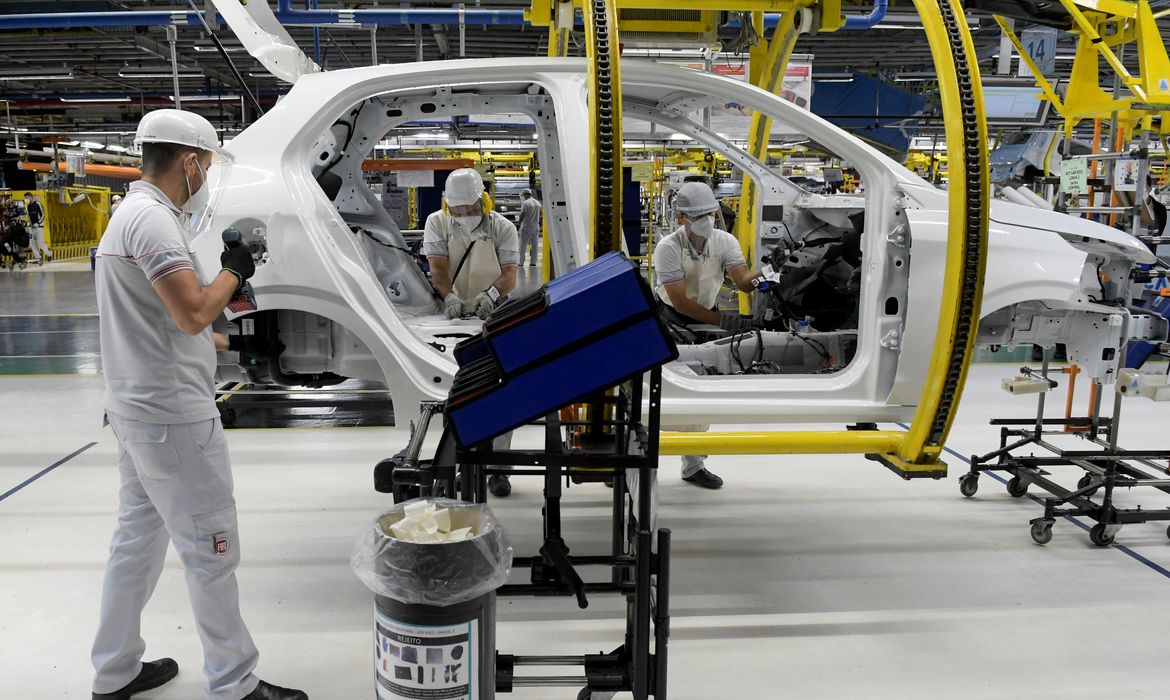 Juros altos travam crédito para 80% das indústrias, revela pesquisa
