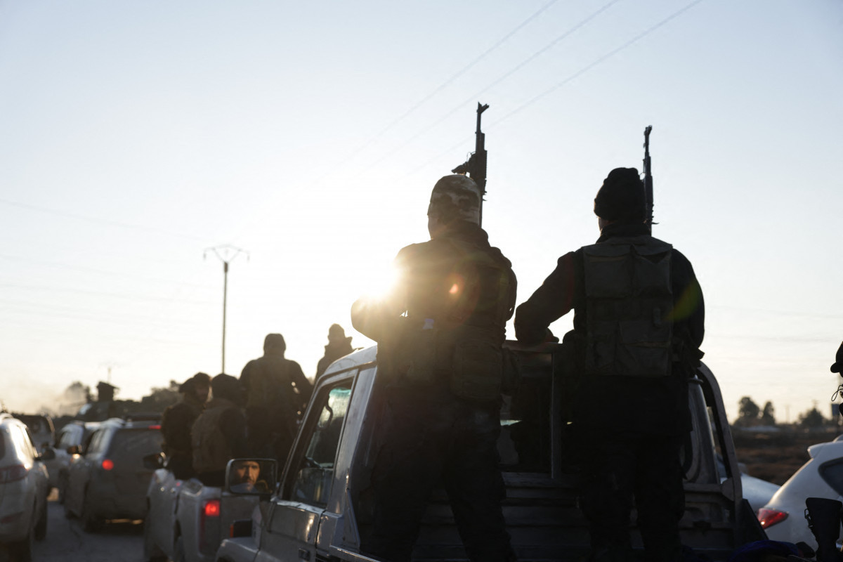 Cerca de 1,5 mil integrantes do Estado Islâmico fogem de prisão na Síria, diz exército