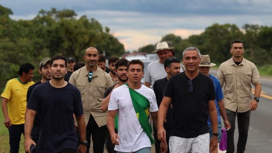 Quem está acompanhando Nikolas Ferreira em sua caminhada de 240 km até Brasília?