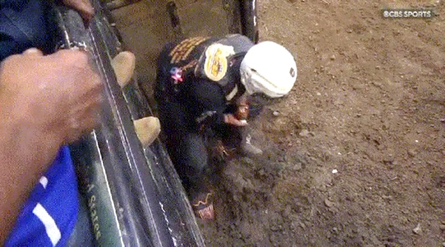 Peão de RO impressiona ao recolocar ombro no lugar após queda em arena nos EUA