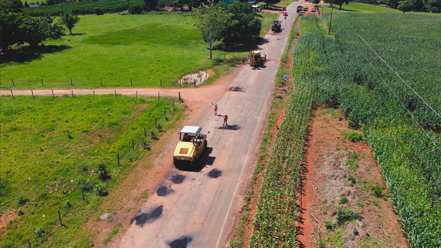 Manutenção asfáltica é executada pelo governo de RO na Rodovia-490, em Alto Alegre dos Parecis